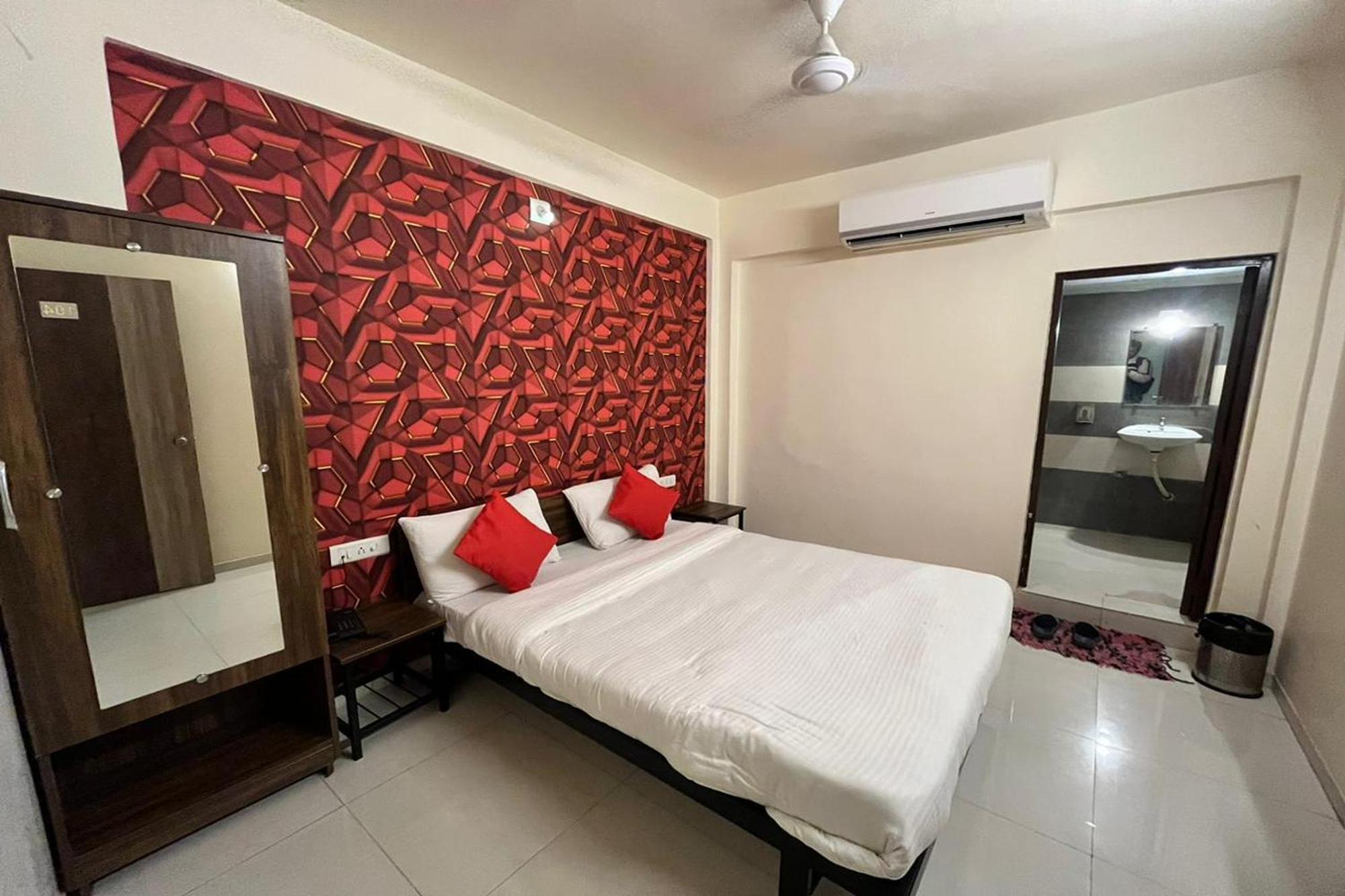 Hotel Kalyan Palace Watuwa Buitenkant foto