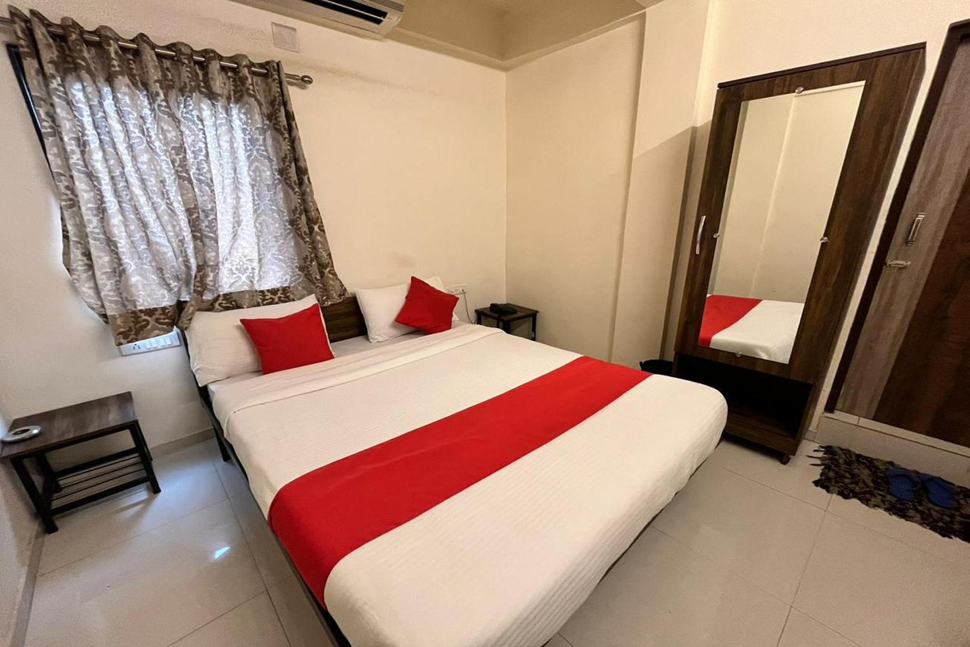 Hotel Kalyan Palace Watuwa Buitenkant foto