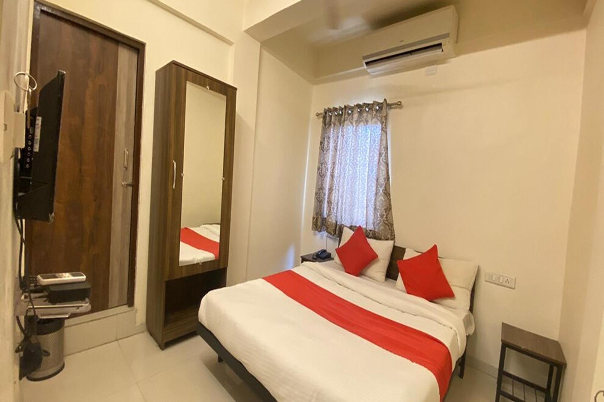 Hotel Kalyan Palace Watuwa Buitenkant foto