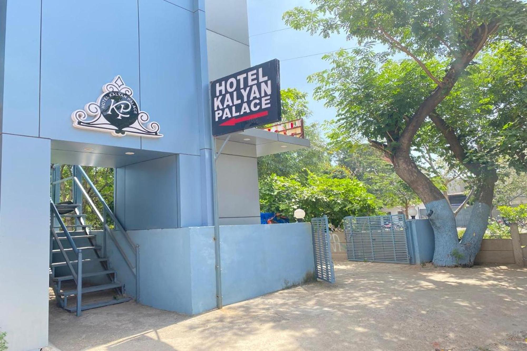 Hotel Kalyan Palace Watuwa Buitenkant foto